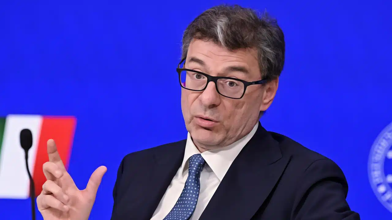 Manovra finanziaria, tensioni nella maggioranza: Giorgetti resiste tra tagli, pensioni e nuovo maxi-emendamento