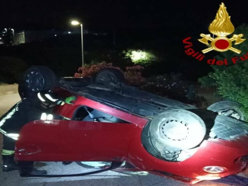 Auto esce di strada e si ribalta lungo il sentiero per la spiaggia: un ferito nell’incidente