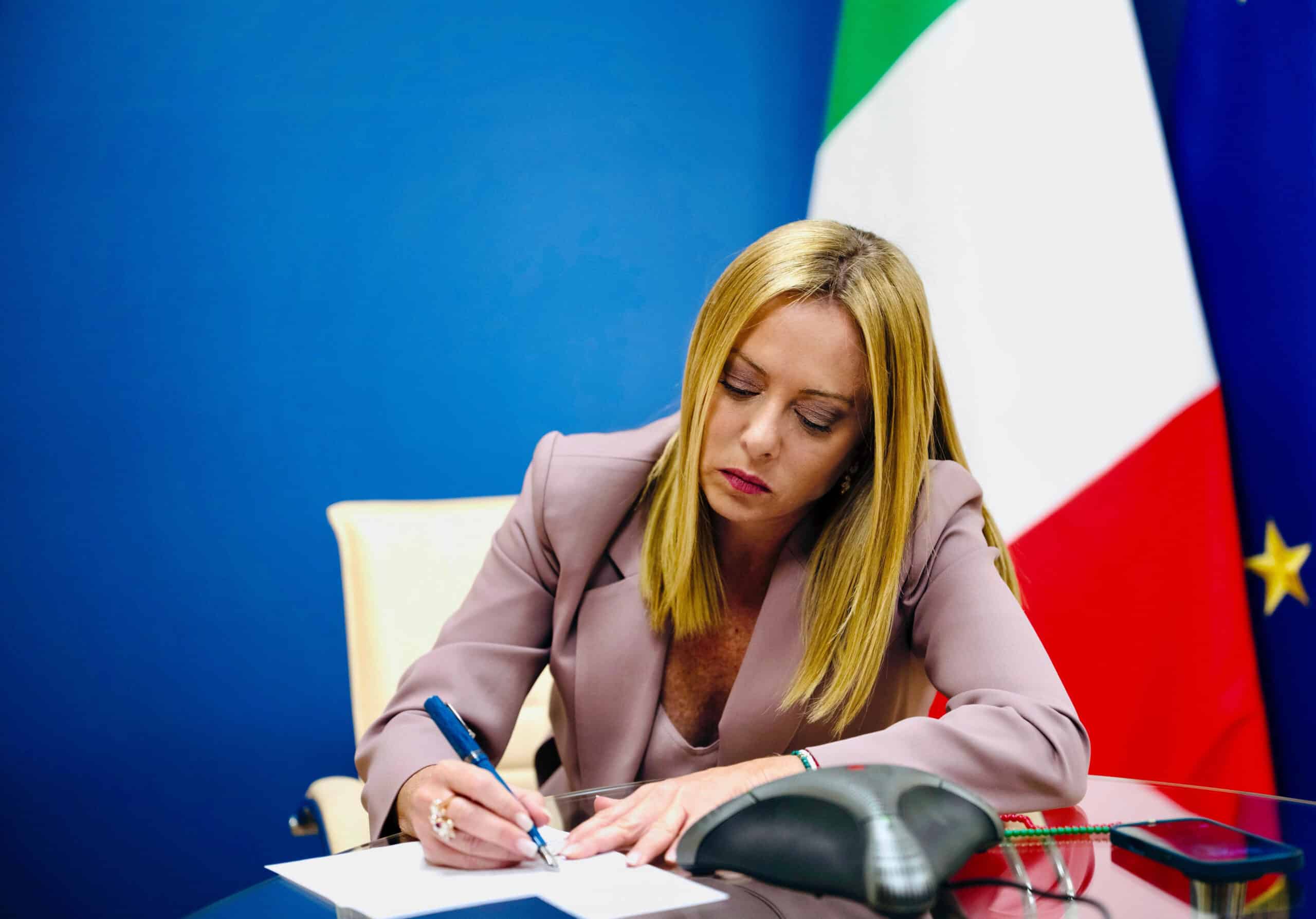 Meloni sull’Iran: “Fermi gli attacchi nel Golfo”. Opposizioni chiedono informativa urgente in Parlamento