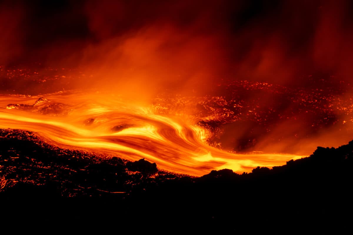 Caos negli aeroporti siciliani a causa dell'eruzione dell'Etna: voli sospesi e disagi per i viaggiatori