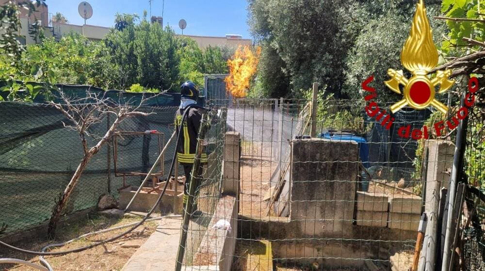 Fuga di gas e incendio di bombole: vigili del fuoco in campo