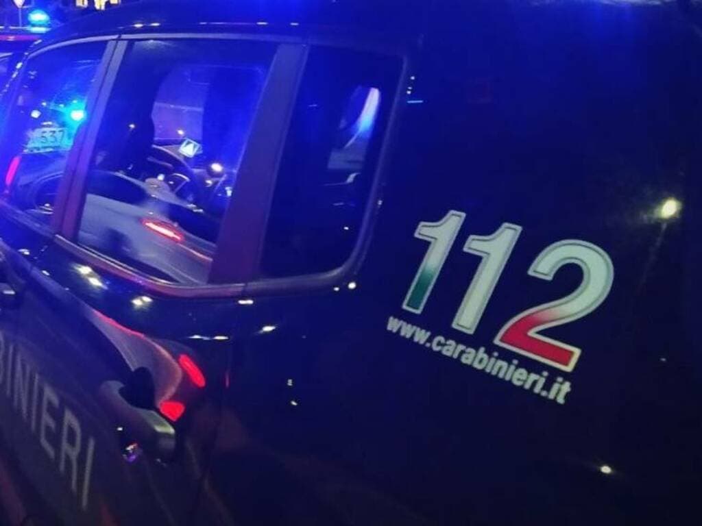 Fanno esplodere un petardo negli spogliatoi e appiccano il fuoco al campo sportivo del paese