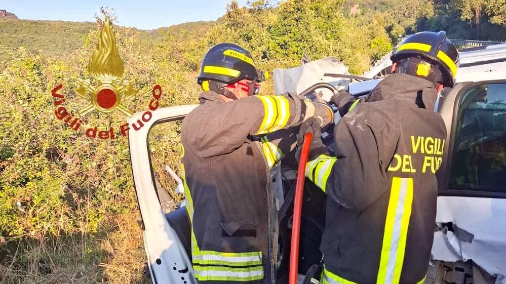 Donna ferita in un incidente stradale: con l’auto contro il guard rail